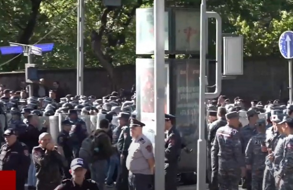 «Логистические проблемы» на площади Республики, у здания Правительства и на улице Демирчяна (видео)